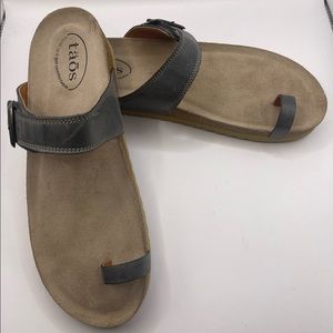 New in box Taos Toe Ring Sandal in Steel size 10